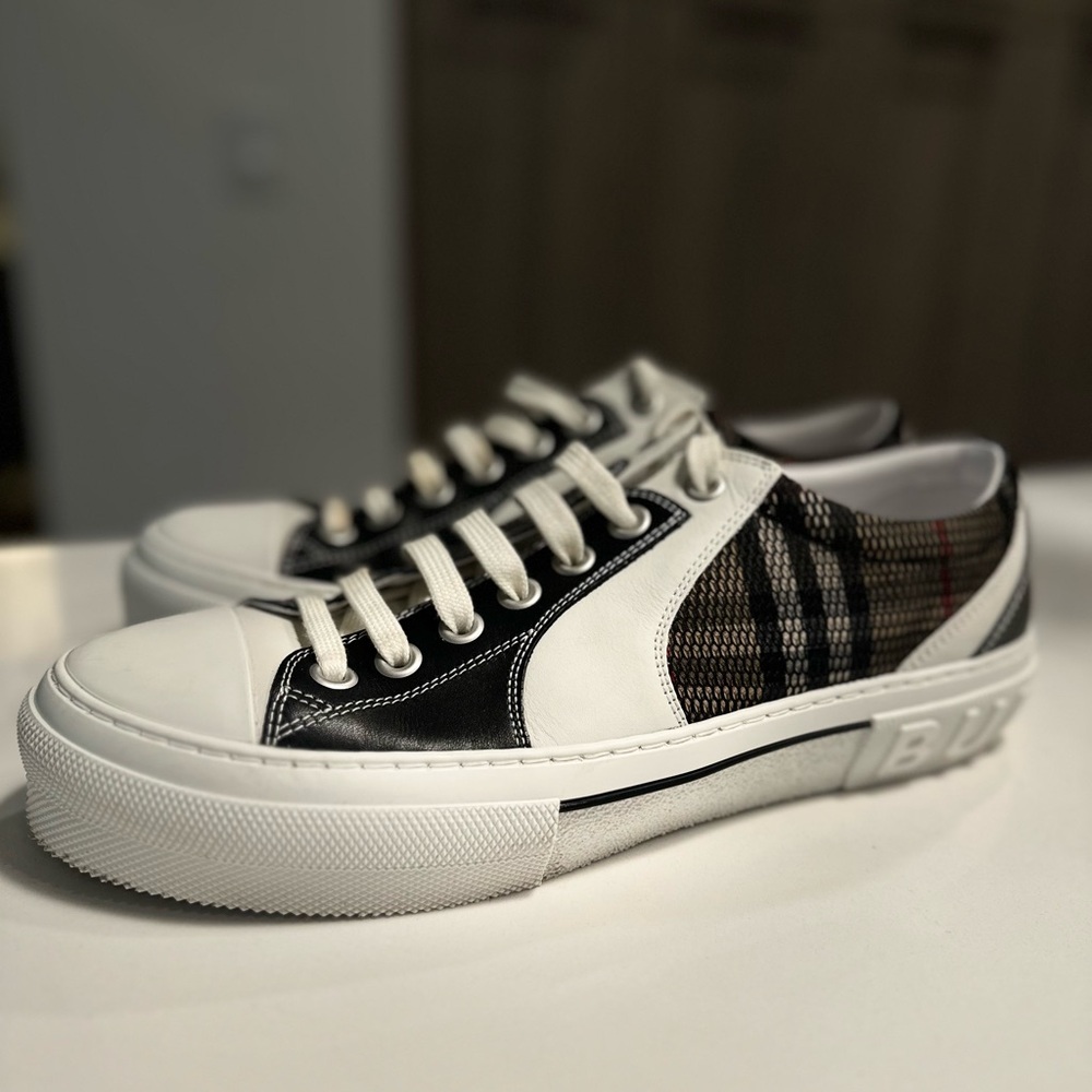 Burberry White & Black Leather Low-Top Sneakers with Signature Check
